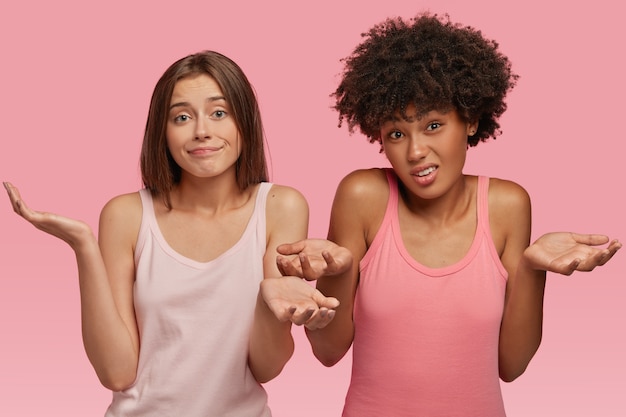 Foto gratuita mujeres vacilantes despistadas con expresiones inciertas