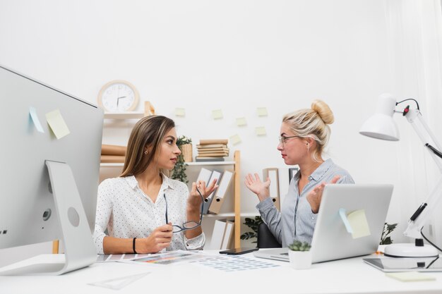 Mujeres vestidas formales mirándose