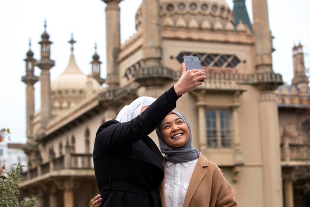 Mujeres vestidas con hijab y pasar un buen rato