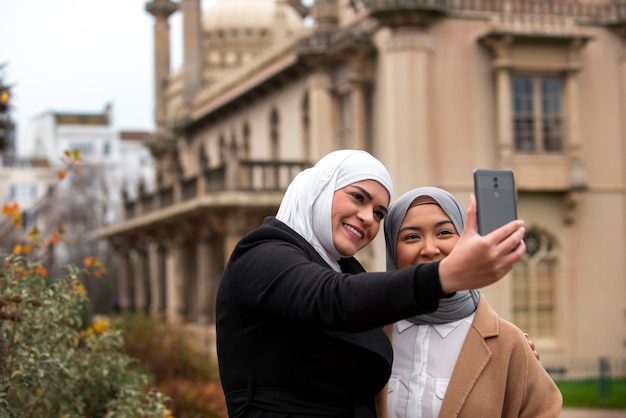 Foto gratuita mujeres vestidas con hijab y pasar un buen rato