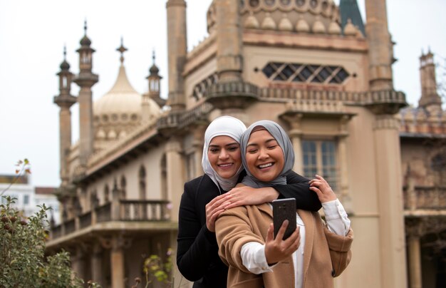 Mujeres vestidas con hijab y pasar un buen rato