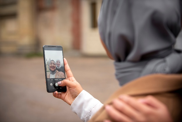 Mujeres vestidas con hijab y pasar un buen rato