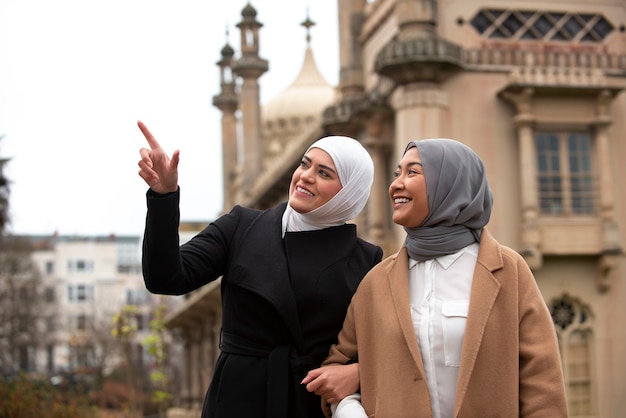 Mujeres vestidas con hijab y pasar un buen rato