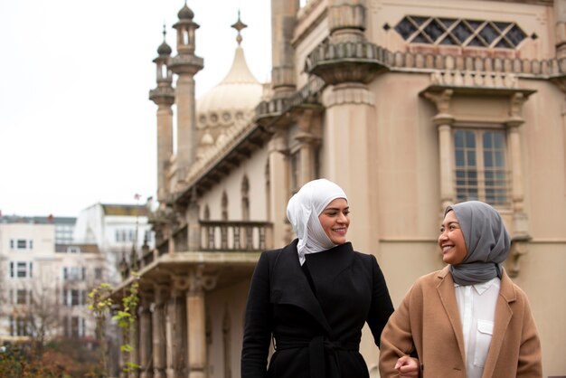 Mujeres vestidas con hijab y pasar un buen rato