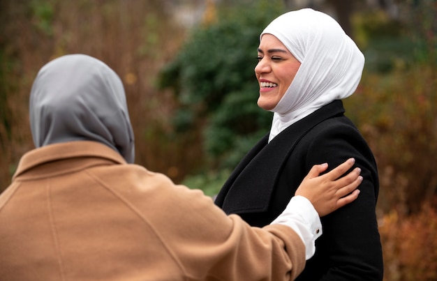 Foto gratuita mujeres vestidas con hijab y pasar un buen rato