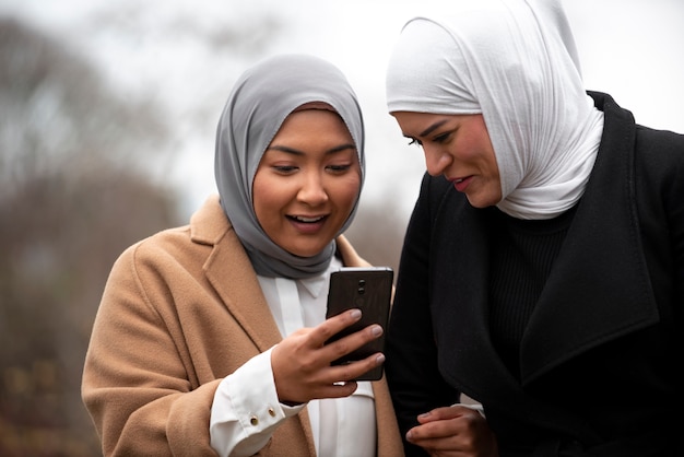 Mujeres vestidas con hijab y pasar un buen rato