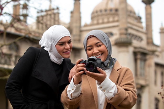 Mujeres vestidas con hijab y pasar un buen rato