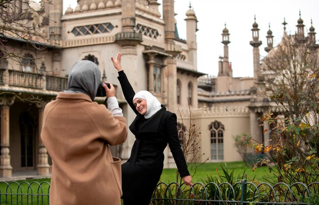 Mujeres vestidas con hijab y pasar un buen rato