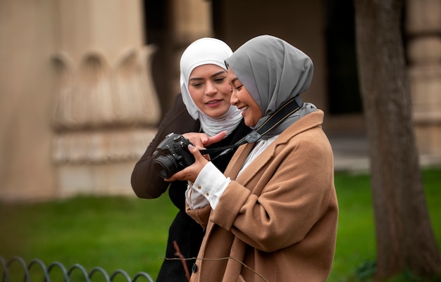 Mujeres vestidas con hijab y pasar un buen rato