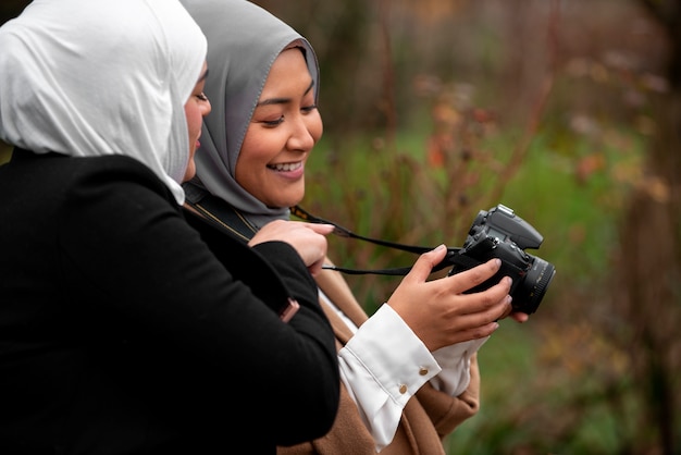 Mujeres vestidas con hijab y pasar un buen rato