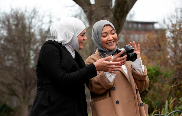 Mujeres vestidas con hijab y pasar un buen rato