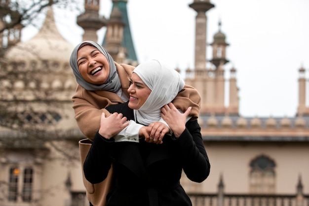 Mujeres vestidas con hijab y pasar un buen rato