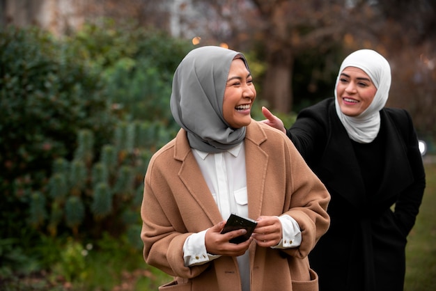 Foto gratuita mujeres vestidas con hijab y pasar un buen rato