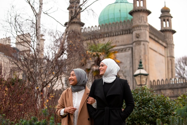 Foto gratuita mujeres vestidas con hijab y pasar un buen rato