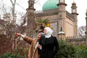 Foto gratuita mujeres vestidas con hijab y pasar un buen rato