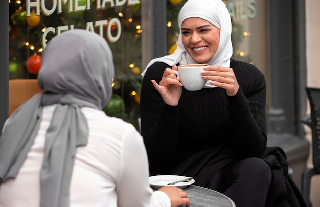 Foto gratuita mujeres vestidas con hijab y pasar un buen rato