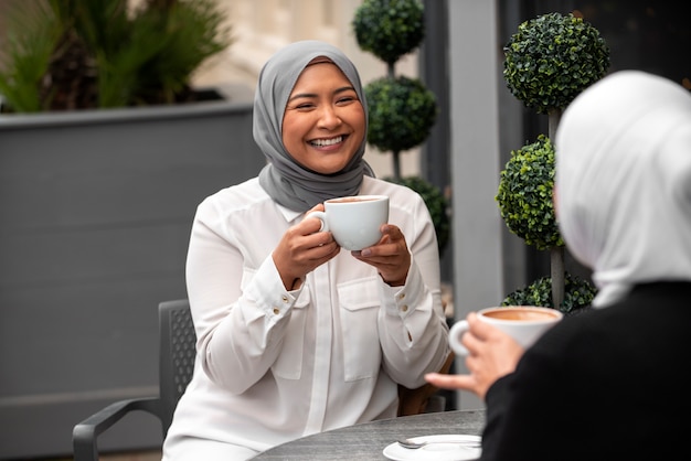 Foto gratuita mujeres vestidas con hijab y pasar un buen rato