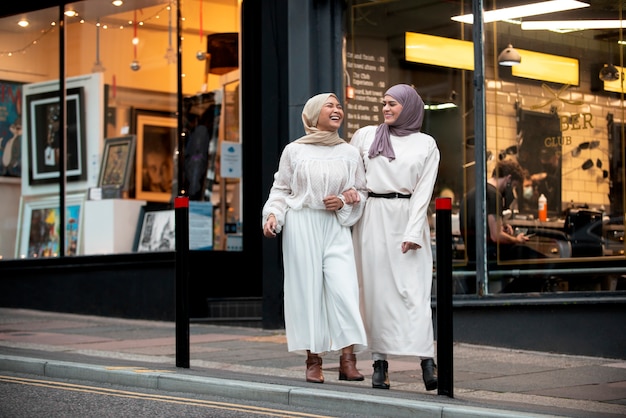 Mujeres vestidas con hijab y pasar un buen rato