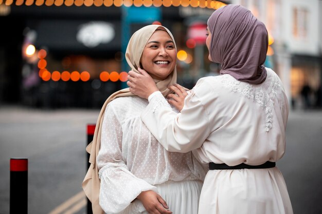 Mujeres vestidas con hijab y pasar un buen rato