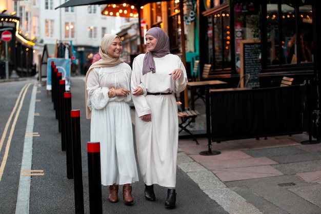 Foto gratuita mujeres vestidas con hijab y pasar un buen rato