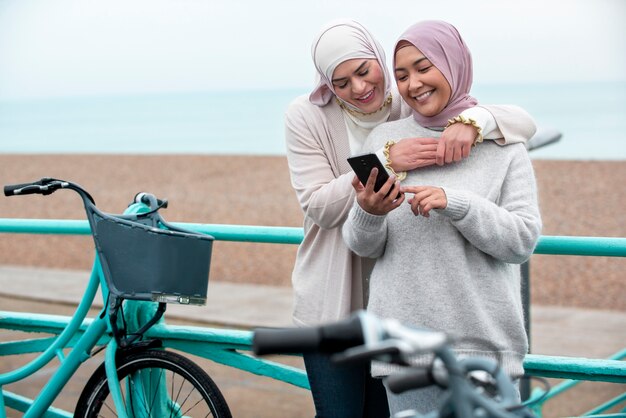 Mujeres vestidas con hijab y pasar un buen rato