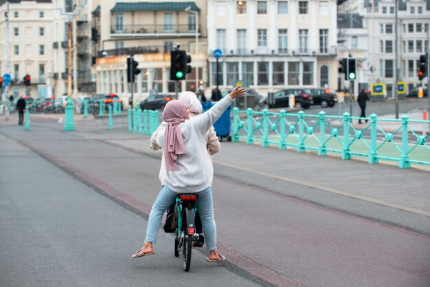 Mujeres vestidas con hijab y pasar un buen rato