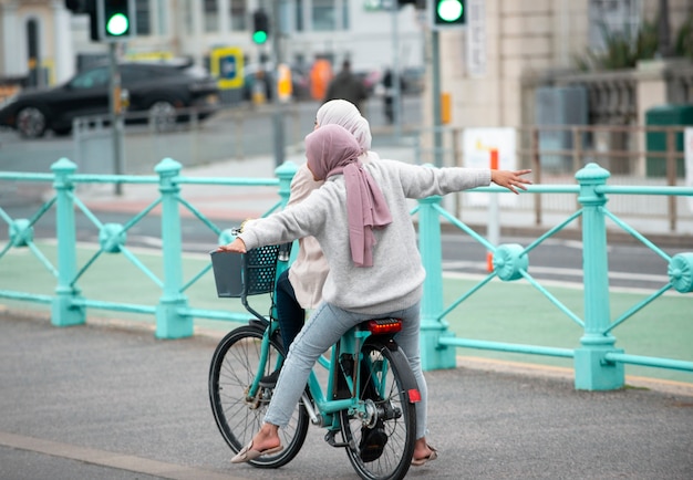 Mujeres vestidas con hijab y pasar un buen rato