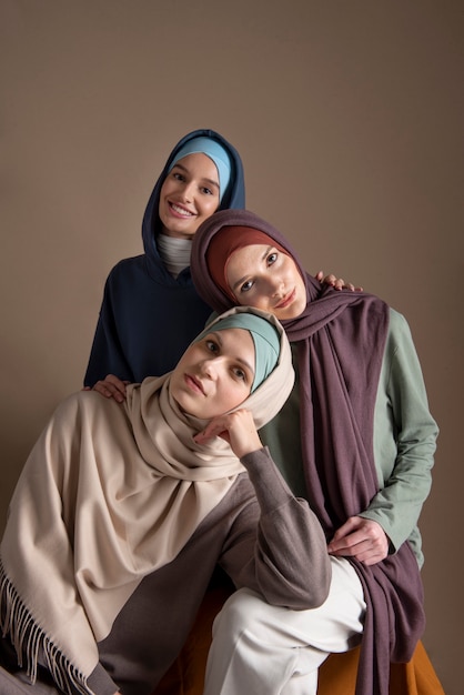 Foto gratuita mujeres vestidas con hiyab plano medio