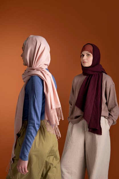 Mujeres vestidas con hiyab plano medio