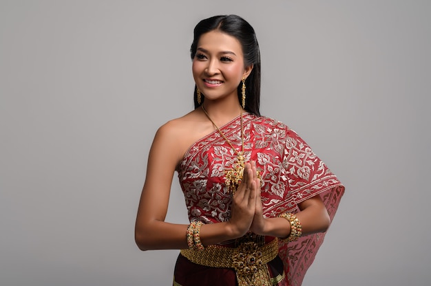 Foto gratuita mujeres vestidas con ropa tailandesa que rinden respeto, símbolo sawasdee