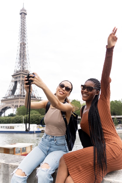 Foto gratuita mujeres viajando y divirtiéndose juntas en parís