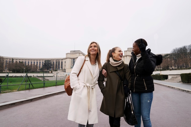 Foto gratuita mujeres viajando en paris