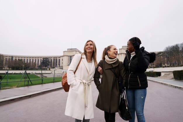 mujeres viajando en paris