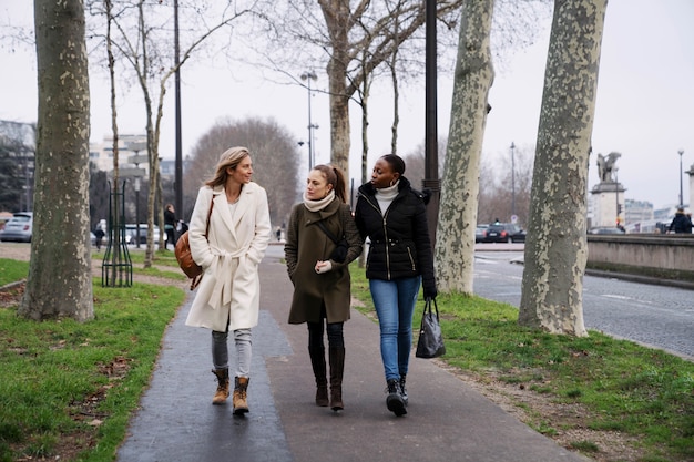 mujeres viajando en paris