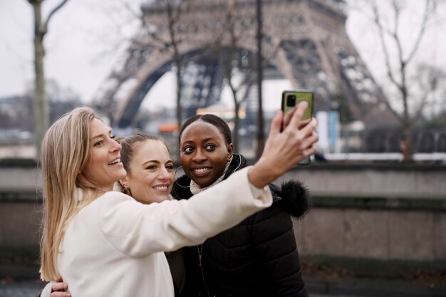 mujeres viajando en paris