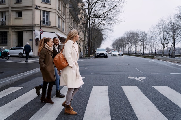 Foto gratuita mujeres viajando en paris