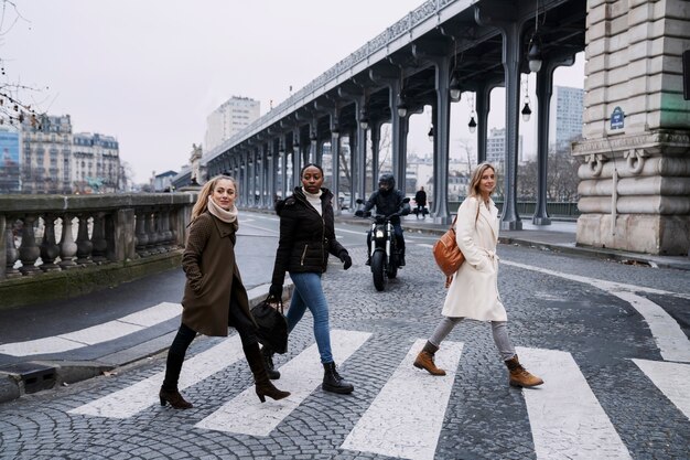 mujeres viajando en paris