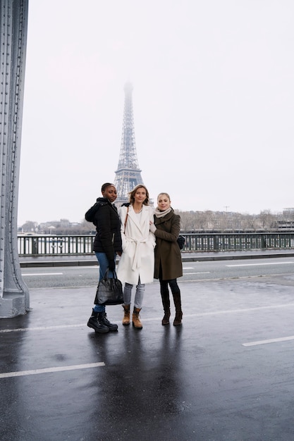 Foto gratuita mujeres viajando en paris