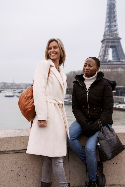 mujeres viajando en paris