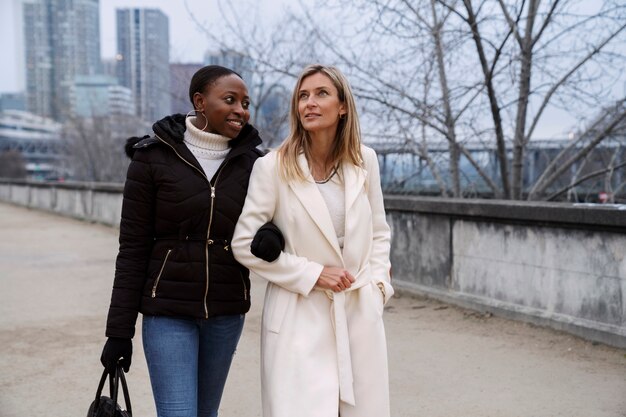 mujeres viajando en paris