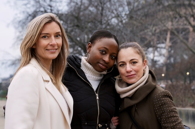 Foto gratuita mujeres viajando en paris