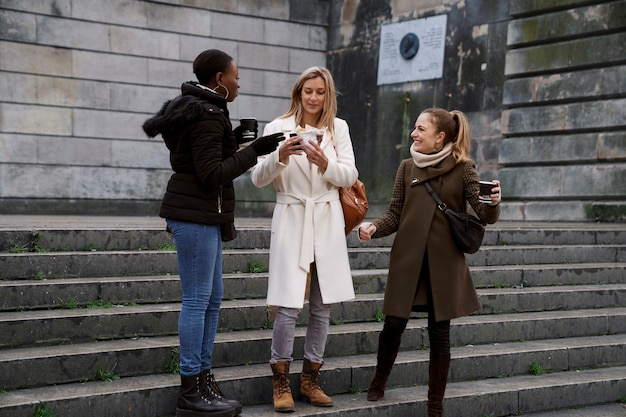 Foto gratuita mujeres viajando en paris