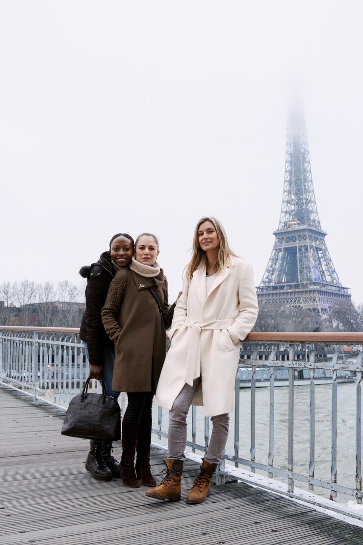 Foto gratuito mujeres viajando en paris