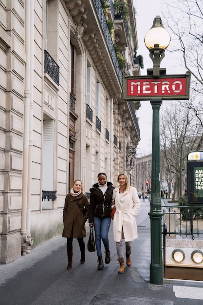 mujeres viajando en paris