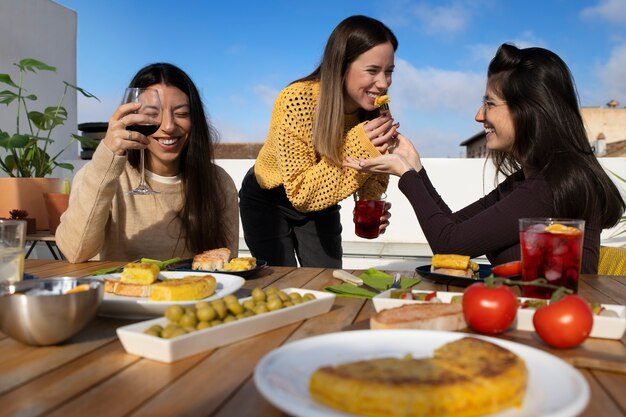 Mujeres de vista frontal con comida deliciosa