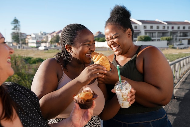 Mujeres de vista frontal con comida deliciosa