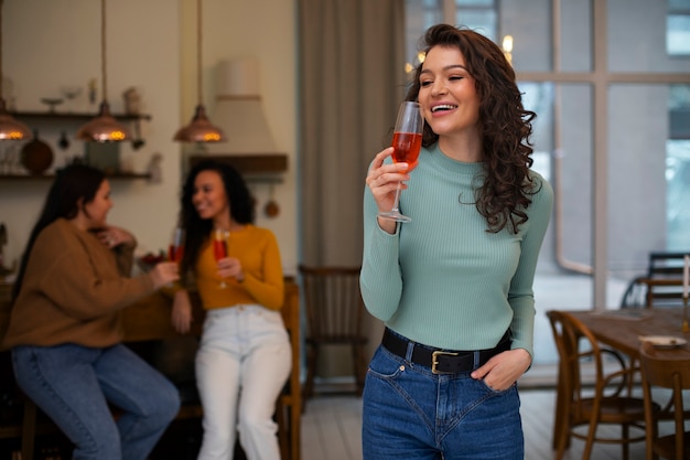 Foto gratuita mujeres de vista frontal disfrutando de una comida deliciosa