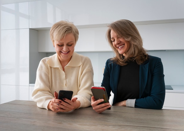 Foto gratuita mujeres de vista frontal leyendo mensajes de teléfono celular