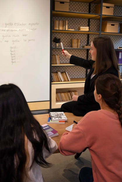 Foto gratuita mujeres de vista lateral corrigiendo errores gramaticales