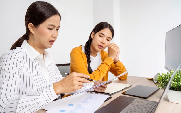 Mujeres de vista lateral pensando en nuevas ideas para un proyecto de trabajo